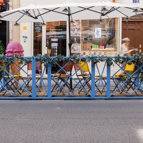 Terrasse éphémère Baker’s Club avec parasols